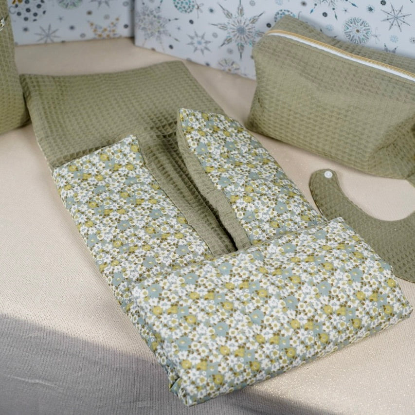 Le matelas à langer nomade - nid d'abeille kaki / imprimé camaïeu floral