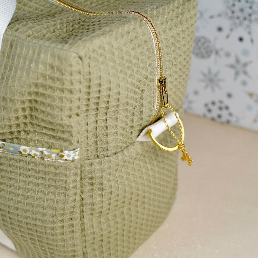 Le sac à langer - nid d'abeille kaki / imprimé camaïeu floral